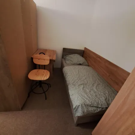 Surany ホステル *